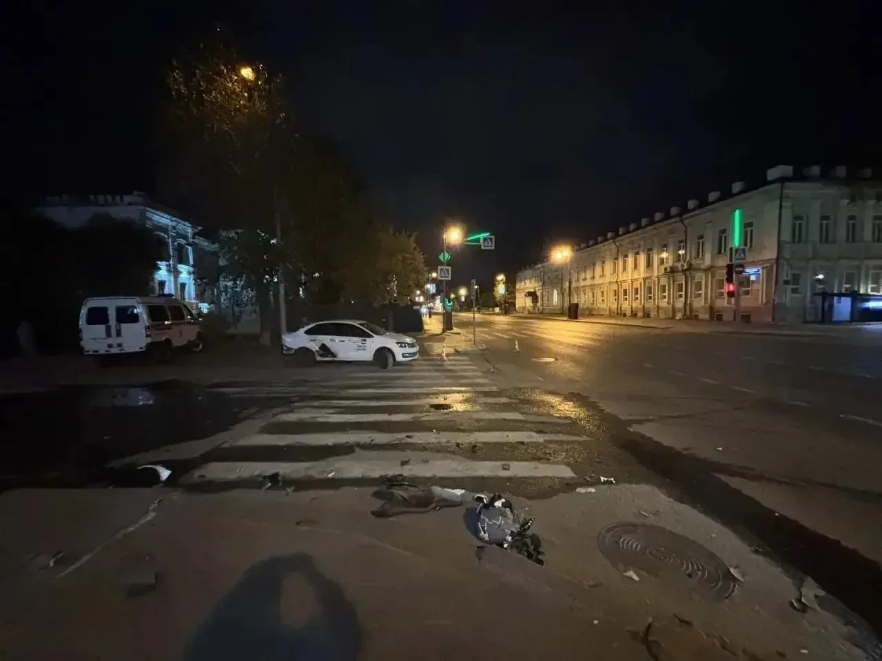 Мотоцикл загорелся после ДТП в центре Тюмени, его водитель скрылся