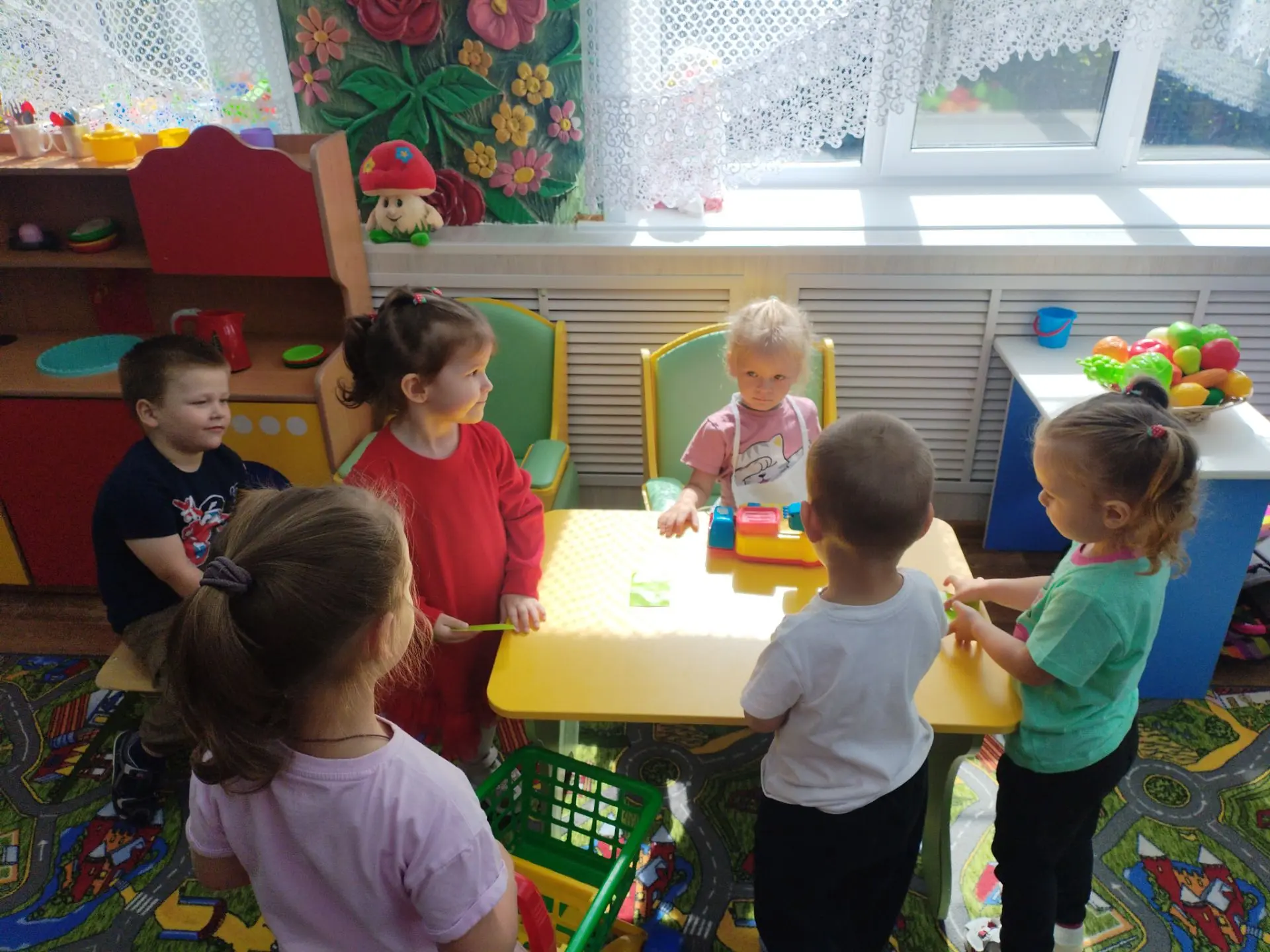 🛒 Путешествие в магазин

В младшей группе «Весёлые ребята» 👧🧑 прошла увлекательная сюжетно-ролева