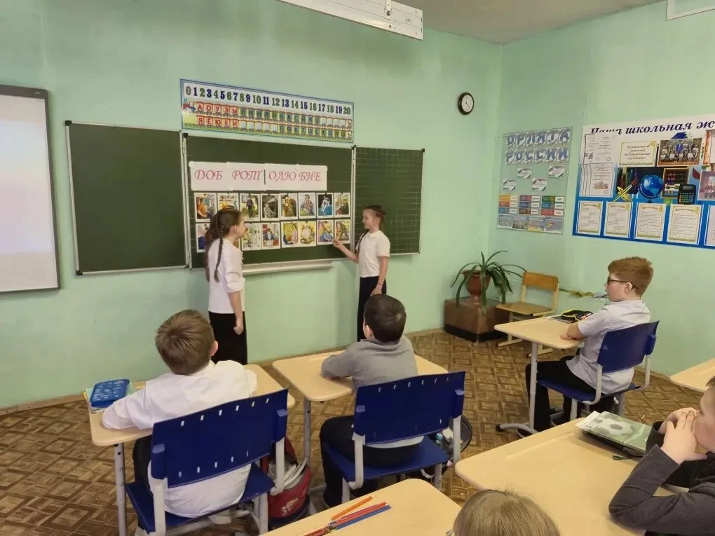 🌿 Занятие «Добротолюбие»: уроки Милосердия и мира души 🌿  В пятницу  в начальных классах состоялось 