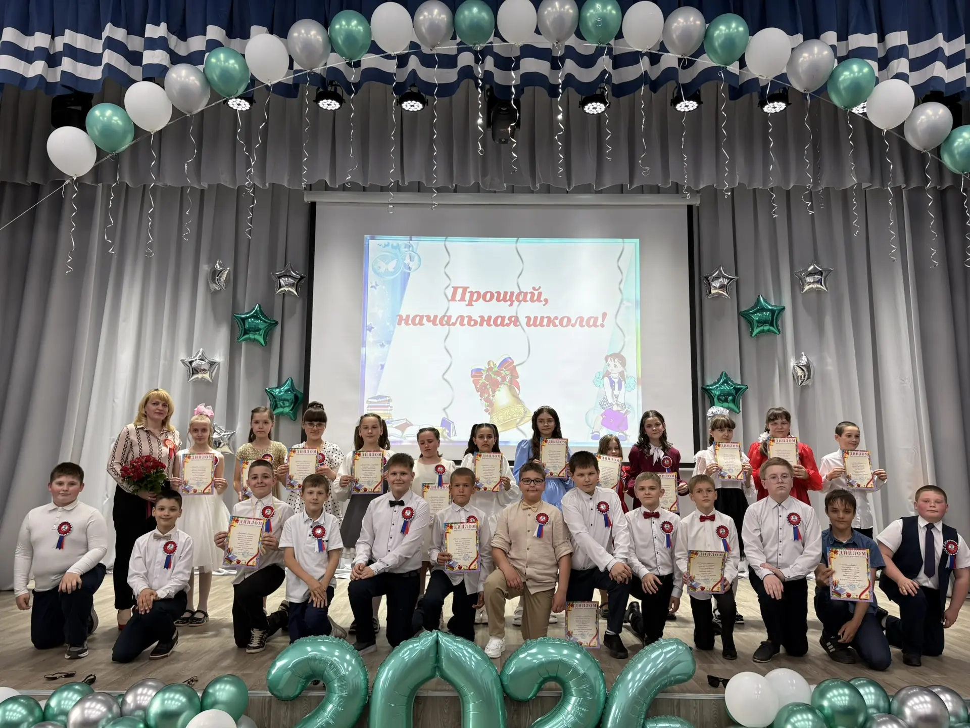 ✨ ВЫПУСКНОЙ 4 «В» КЛАССА ✨

2️⃣7️⃣ мая в стенах нашей школы состоялось торжественное событие — выпус