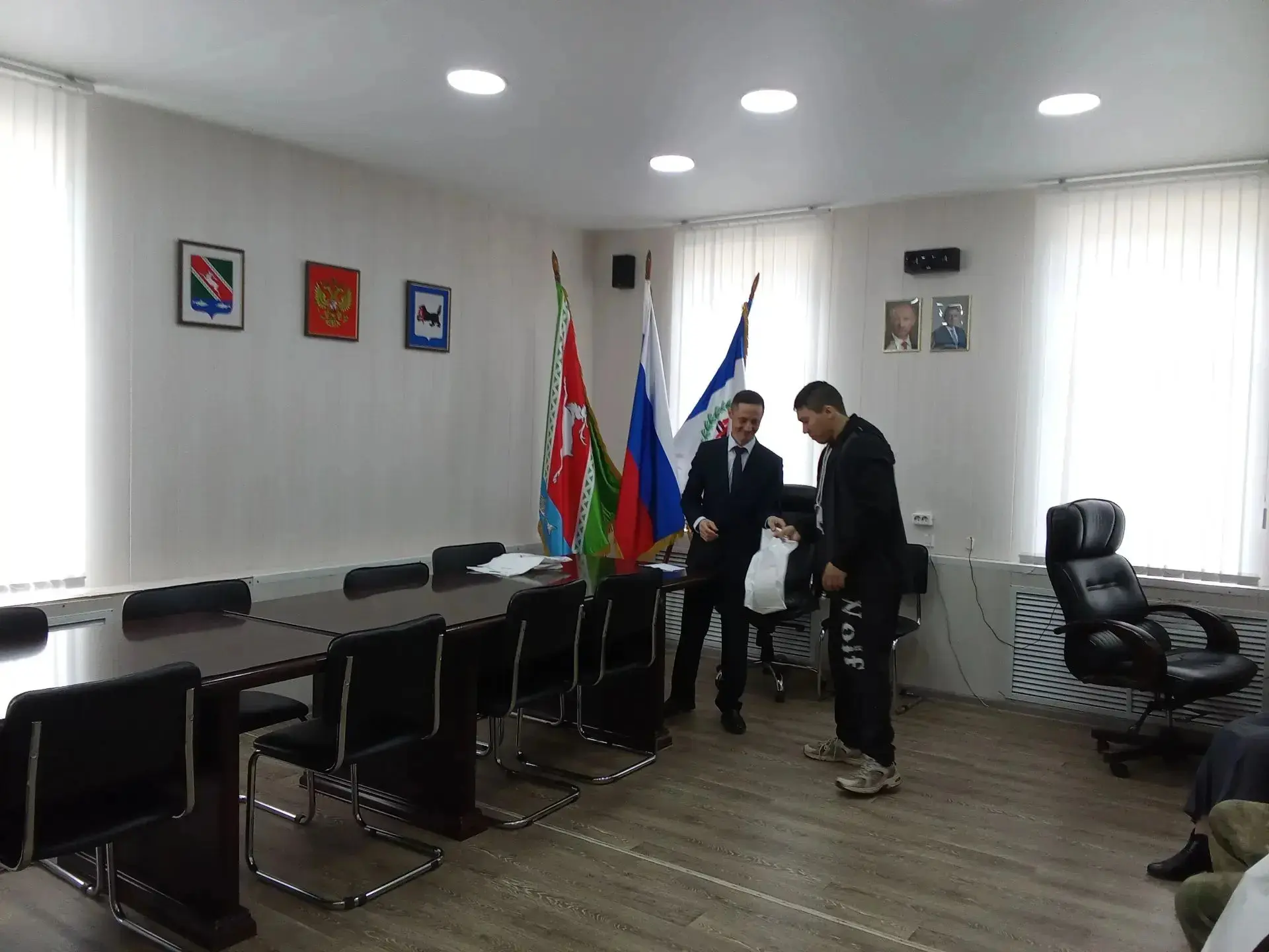 Пора экзаменов осталась позади, прошло волнение, исчезла тревога,впереди выпускников шк...