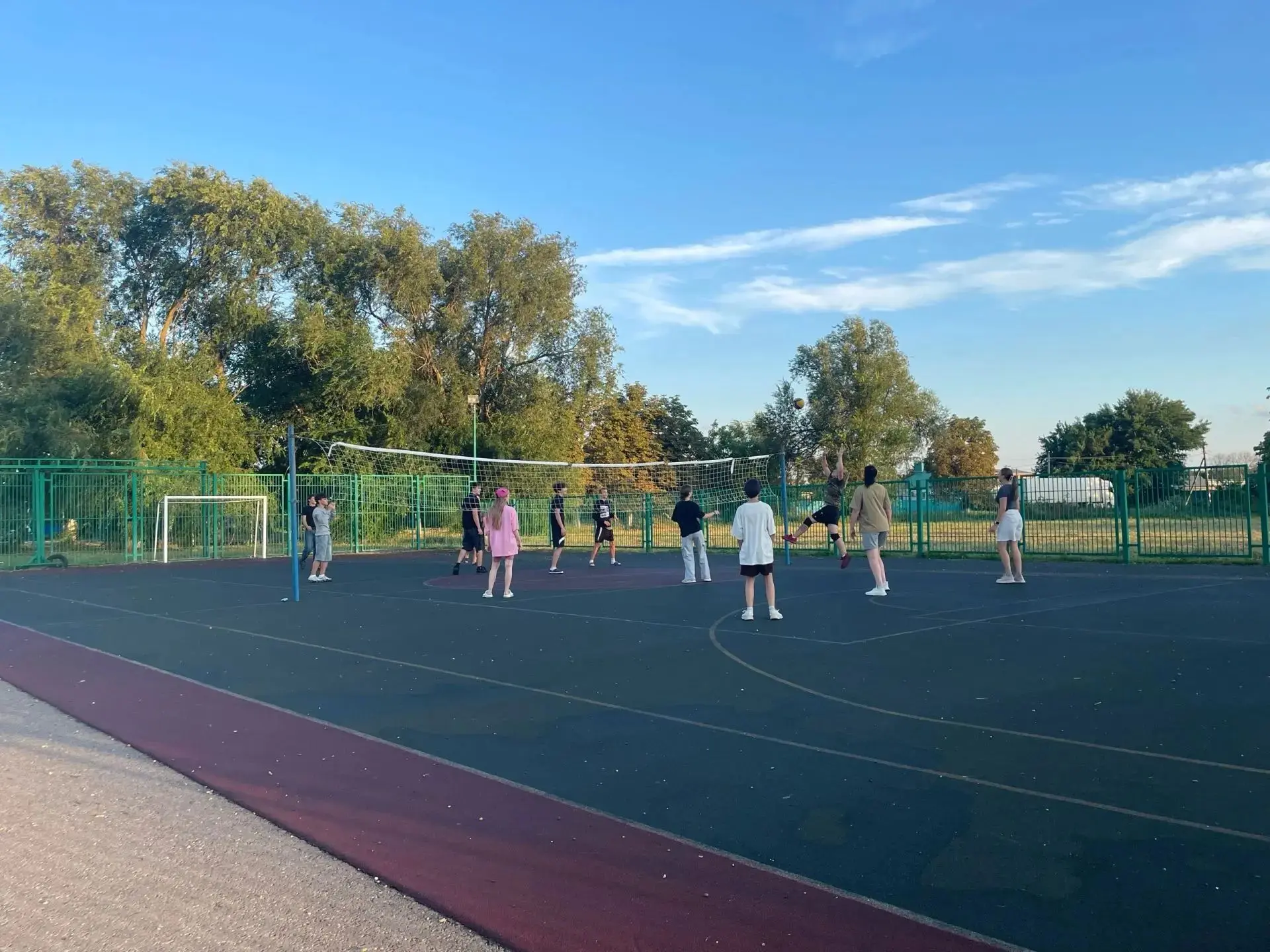 Вместо телефона — мяч! 📱❌🏐✅

Ребята, не сидите дома! На нашей школьной площадке по вечерам проходя