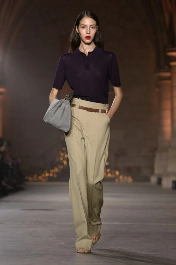Показ весенне-летней коллекции Victoria Beckham 2027 на Неделе моды в Париже (2 октября...