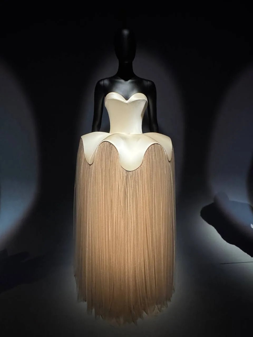 Выставка Schiaparelli в Victoria & Albert Museum.