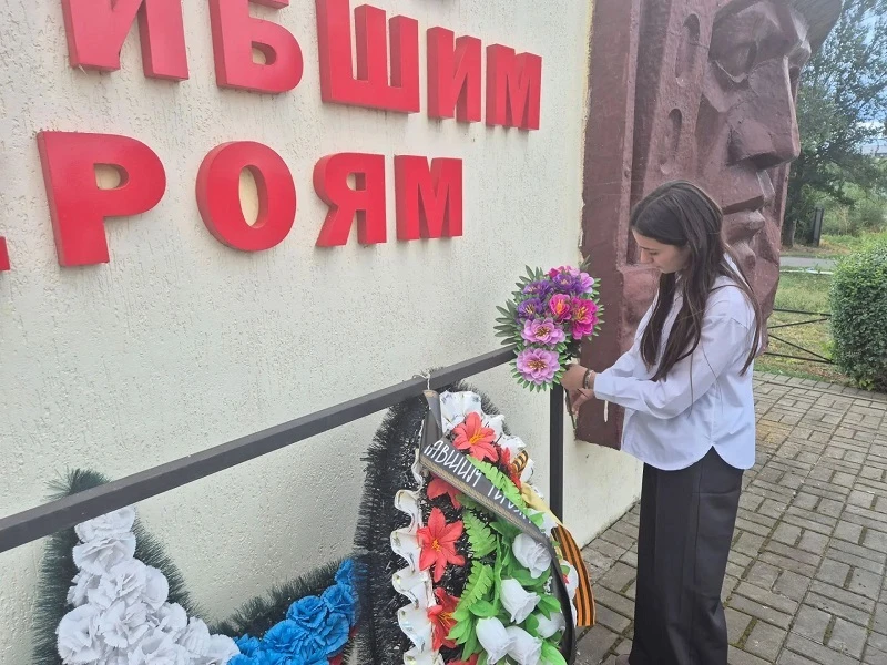 🍂 Добрые дела начинаются здесь! Сегодня активисты «Движения Первых» из Волошинской шко...
