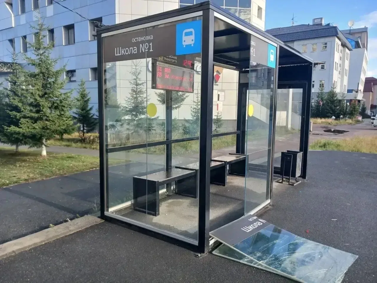 🛑 В Салехарде вандалы повредили новую остановку