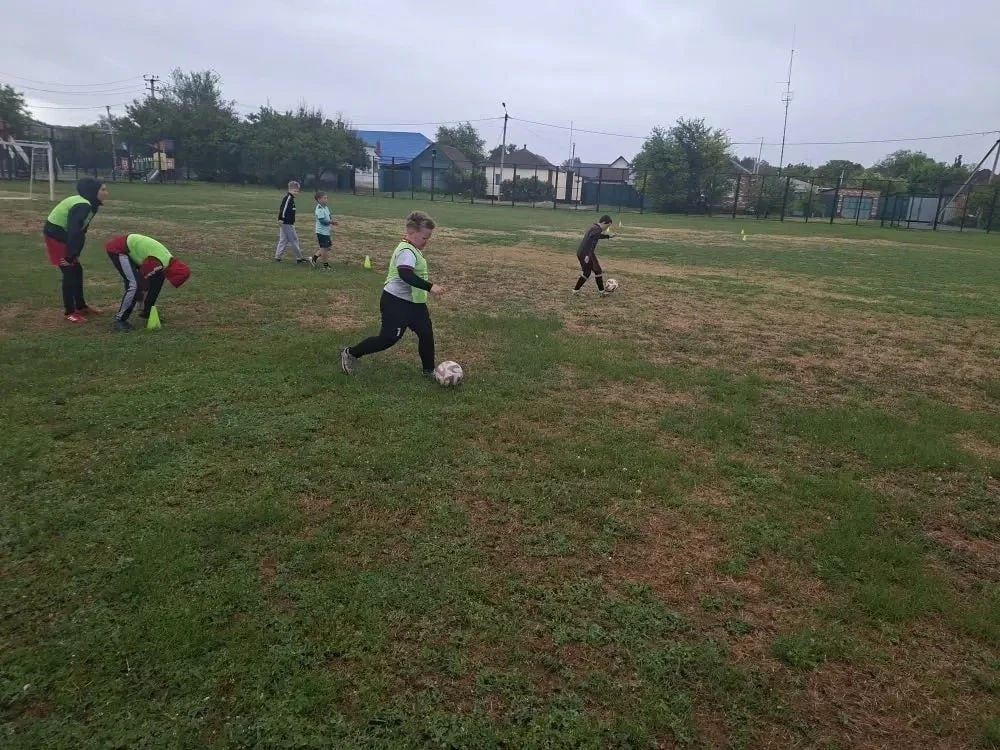 💪🏻В здоровом теле здоровый дух: в Валуйках прошли «Весёлые старты» 

На универсальных площадках го