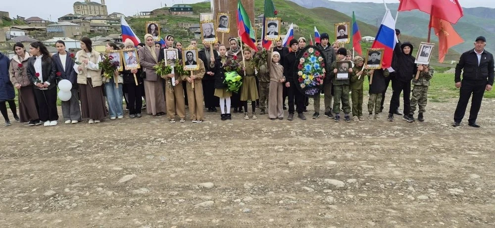 Сотрудники администрации села и Каракюринской СОШ в День Победы возложили цветы к памят...