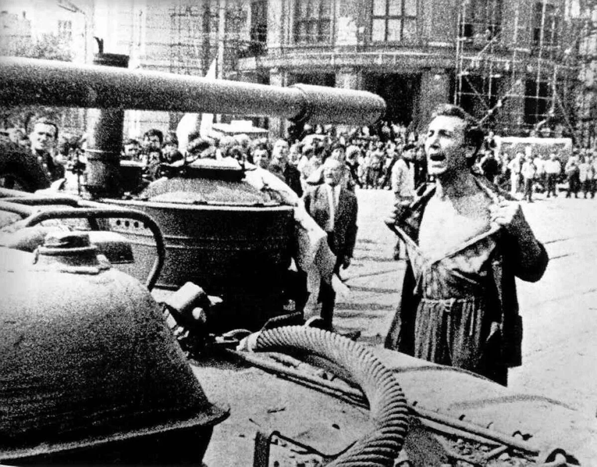 Житель Праги протестует против вторжения советских войск в Чехословакию, 21 августа 196...