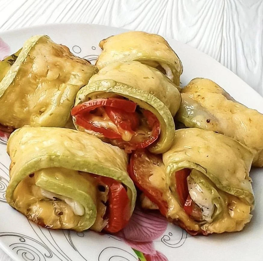 Рулетики из кабачков с куриной грудкой↗️

Ингредиенты:
▫️Кабачок - 1 шт.
▫️Куриная грудка 
▫️Чеснок 