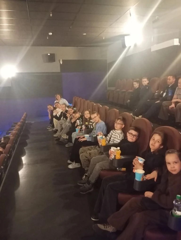 Поход в «Синема 5»! 🎬✨  30 марта ученики 4 класса вместе со своим классным руководителем Гришиной Ол
