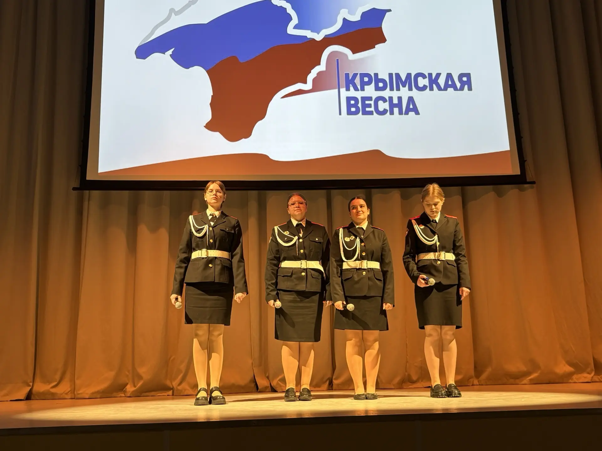 🇷🇺 18 марта в нашей школе для учащихся 8-11 классов прошло торжественное мероприятие «Россия. Крым. 