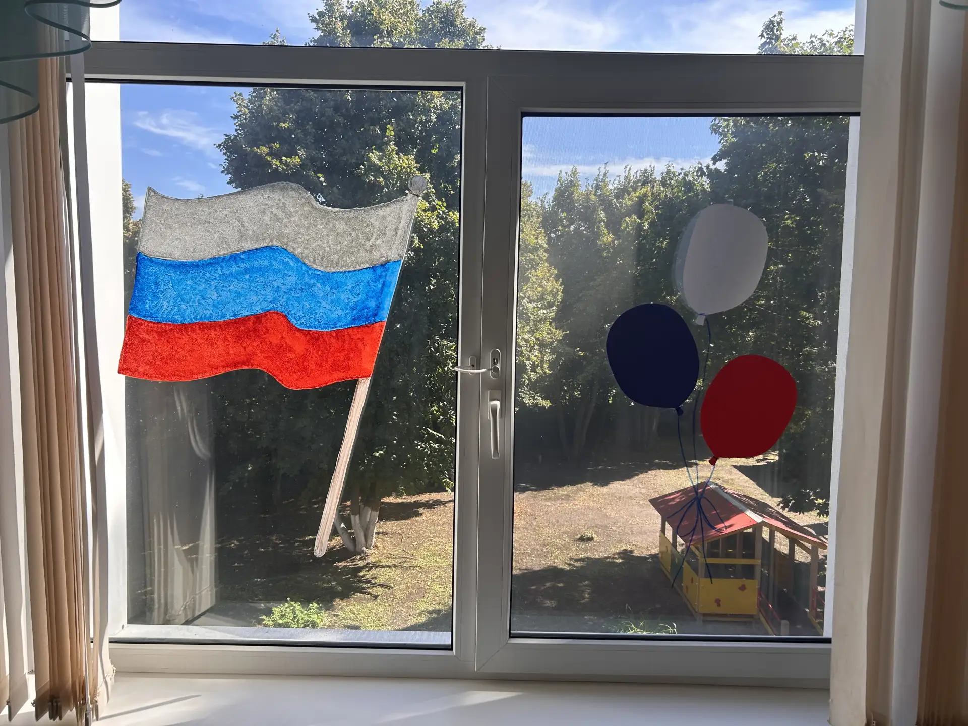 «От флажка на стекле — к любви к Родине: акция „Окна России“ в Тамбовском доме ребёнка»