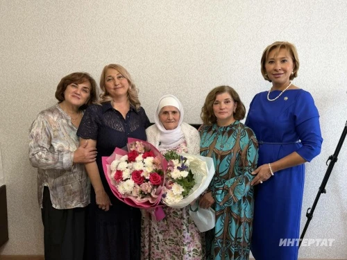 Эльмира Зарипова Фәния Хәированы 90 яшьлеге белән котлады: «Нинди бай, бәхетле сез!»