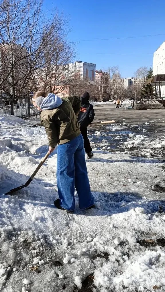 ❄️ Весенние каникулы с пользой: ребята наводят порядок на школьной территории!  Даже во время весенн