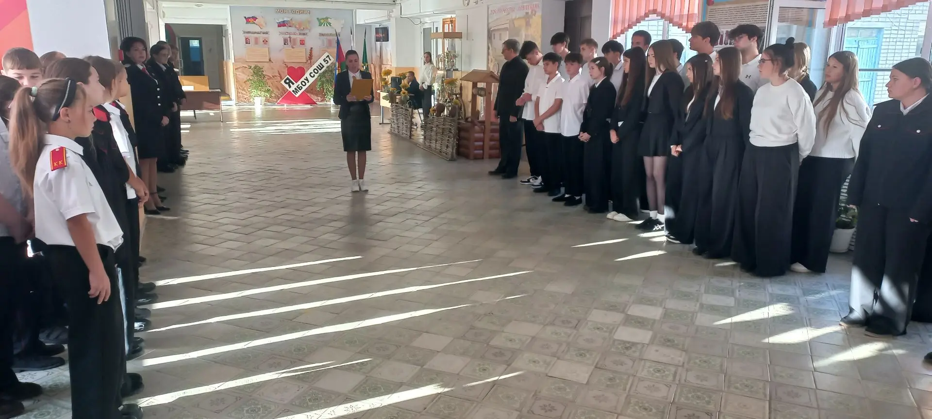 🎓 Торжественный старт новой недели! 🇷🇺Новая учебная неделя в нашей школе началась с ...