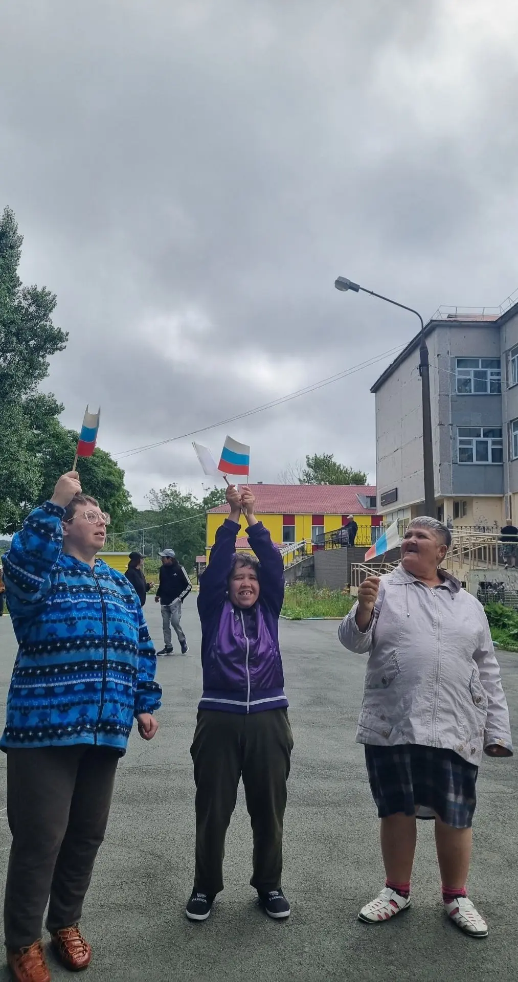 Флэшмоб «Гордо веет флаг Российский!»