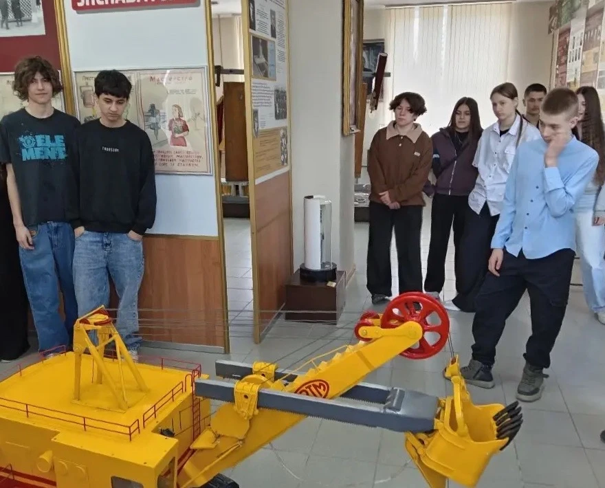 ⚒️РАЙОН, ГДЕ КОВАЛАСЬ СТАЛЬ⚒️  🏭30 апреля ученики 8Д класса вместе с классным руководителем Шутовой 