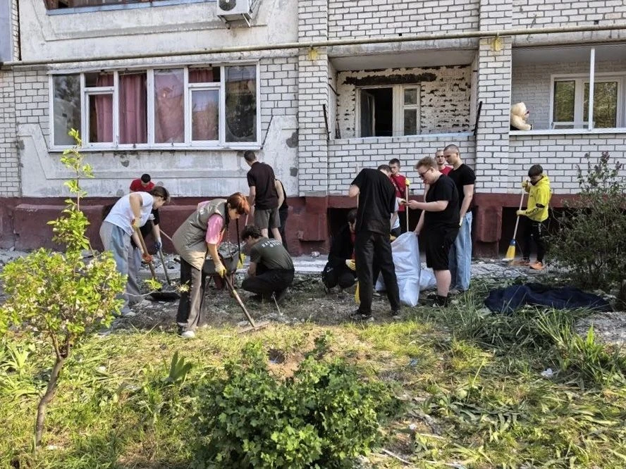 В микрорайоне Автозаводец добровольцами убрано 30 кубометров мусора  В Бежице устраняют последствие 