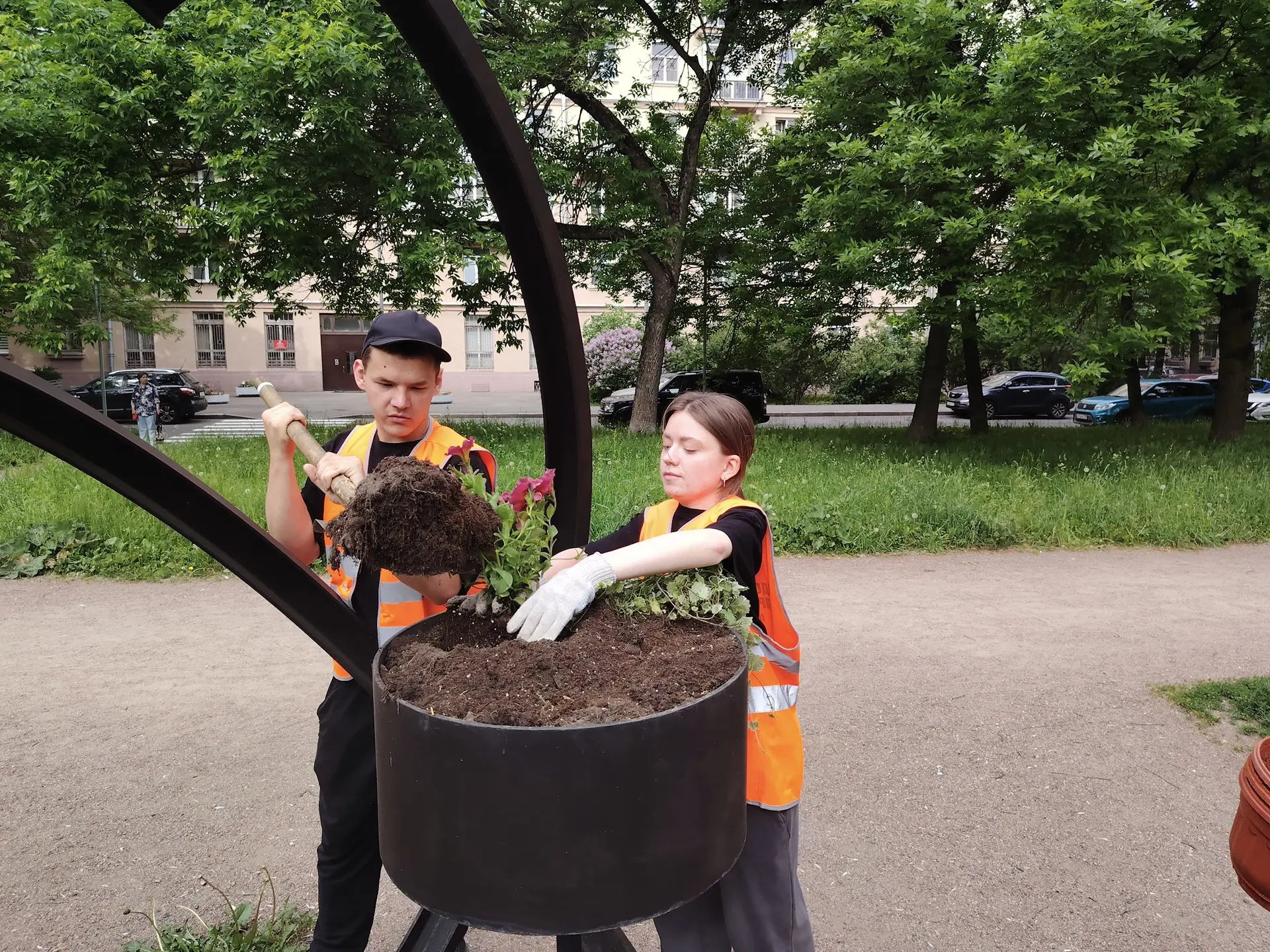 👩‍🎓 Летняя практика среди цветов и зелени

Сейчас на нашем предприятии проходят практику студенты 