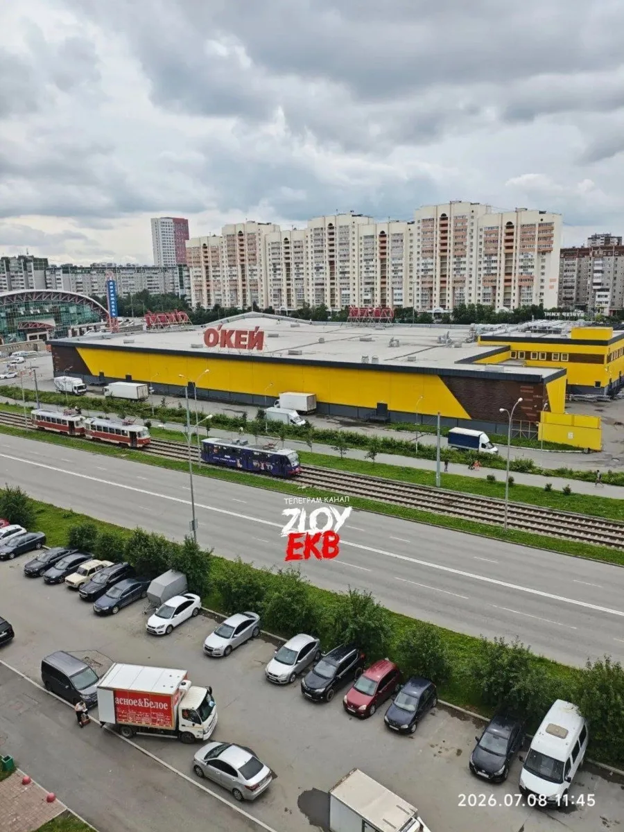 ❗️В Екатеринбурге на улице Фучика (напротив ТЦ «О'кей») человек попал под трамвай.