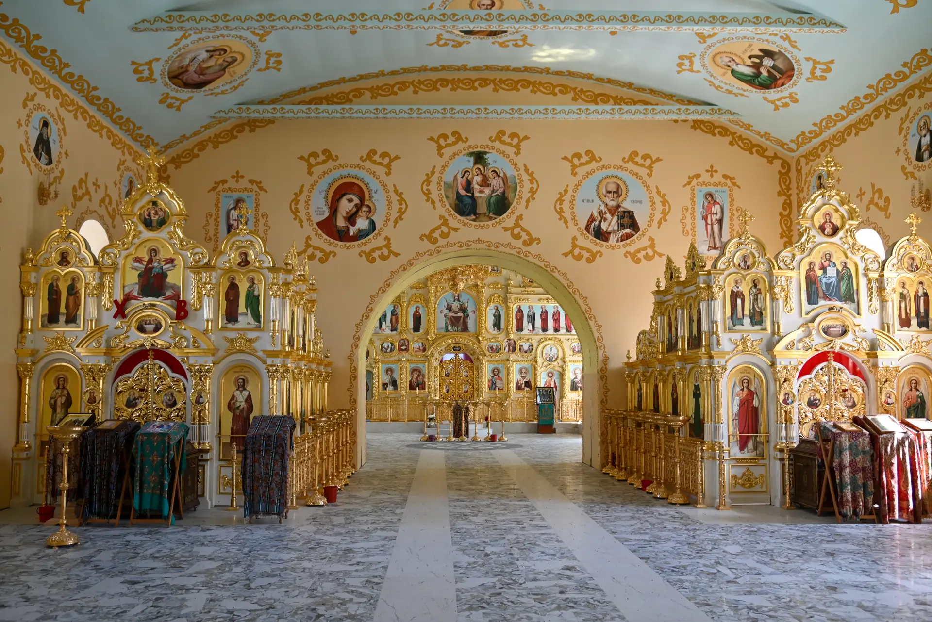 Казанский храм села Горохово - очень светлый и просторный)
