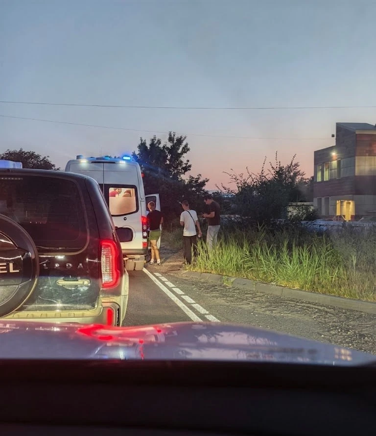 🏍🩸 Мотоциклист влетел в авто на Стачки у Каррера — жив, но весь в крови

📍 ул. Стачки, в районе К