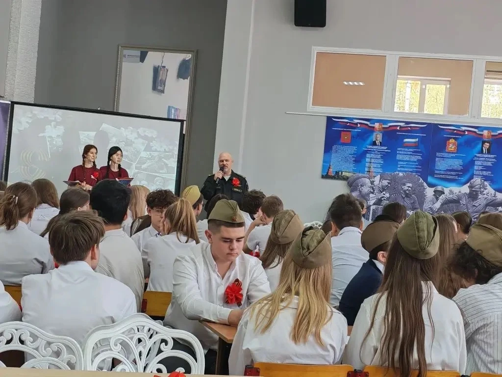 📢 8Б класс принял участие в викторине ко Дню Победы!  Сегодня, 5 мая, ученики 8Б класса с азартом и 