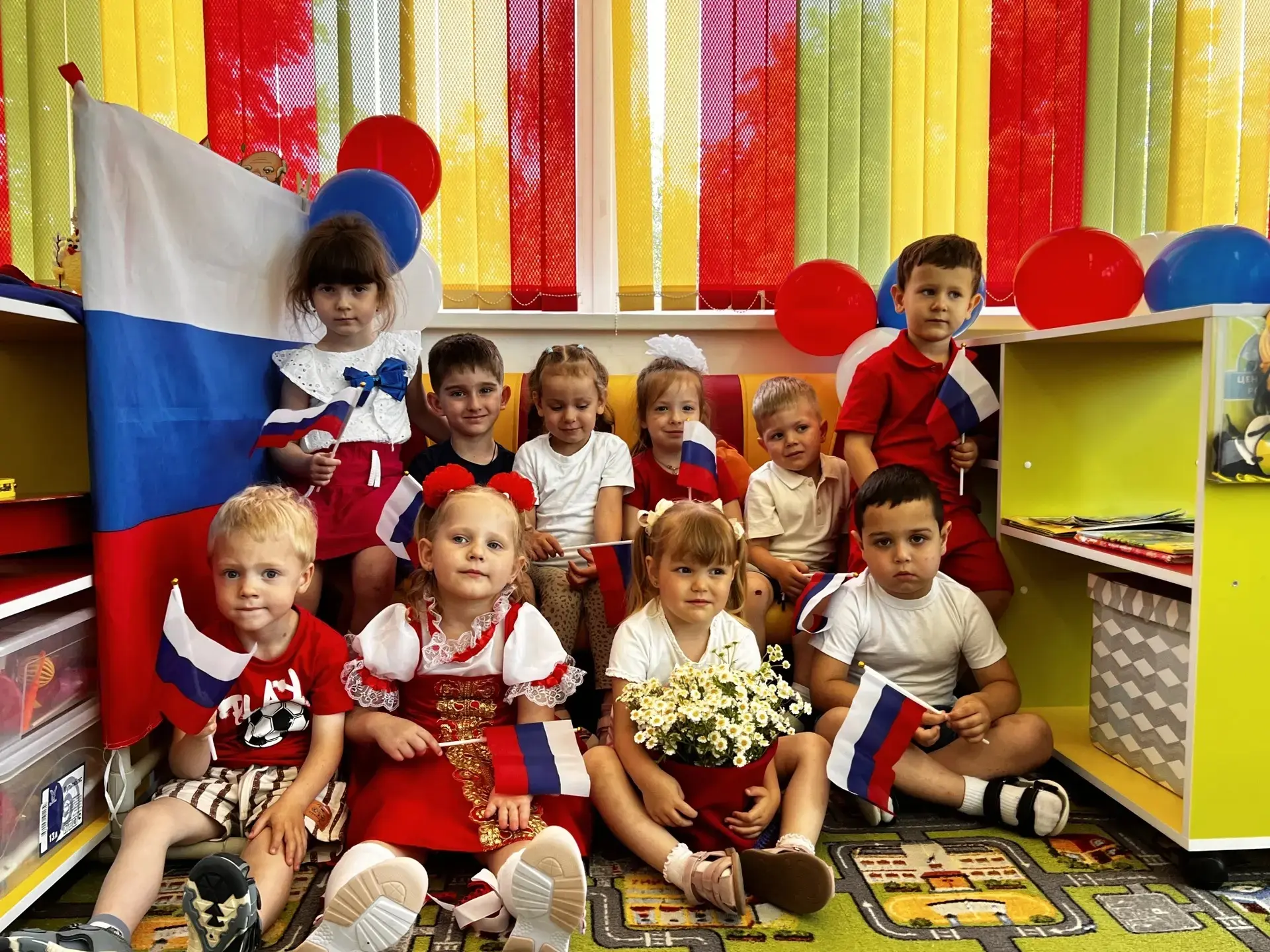 🇷🇺 В честь Дня России мы провели замечательную фотоакцию "Мы патриоты"! 🌟 Наши маленькие воспитан