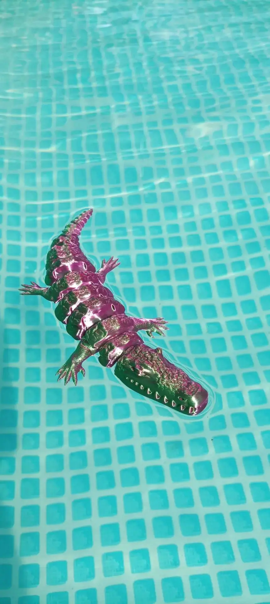 Плывёт, бликует, собирает взгляды🐊🐊🐊