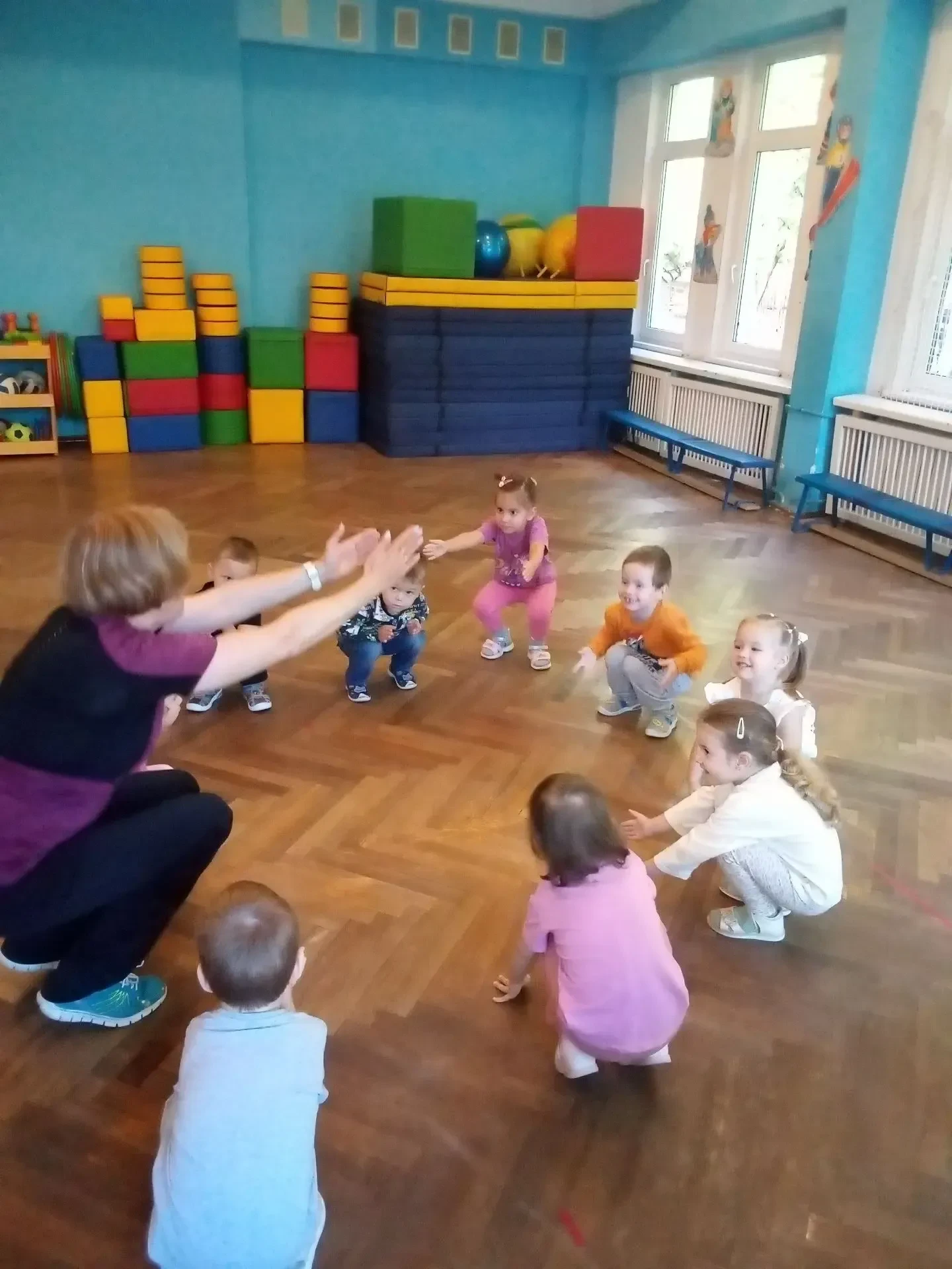 Малыши из группы "Пчёлки" весело проводят время на занятиях по физкультуре!