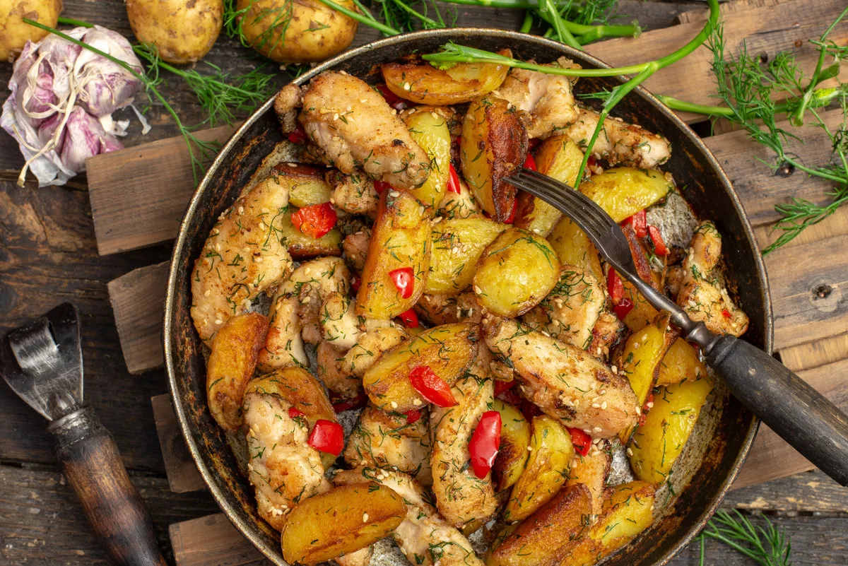 Молодая картошка жареная с курицей, чесноком и укропом — быстрый и невероятно вкусный л...