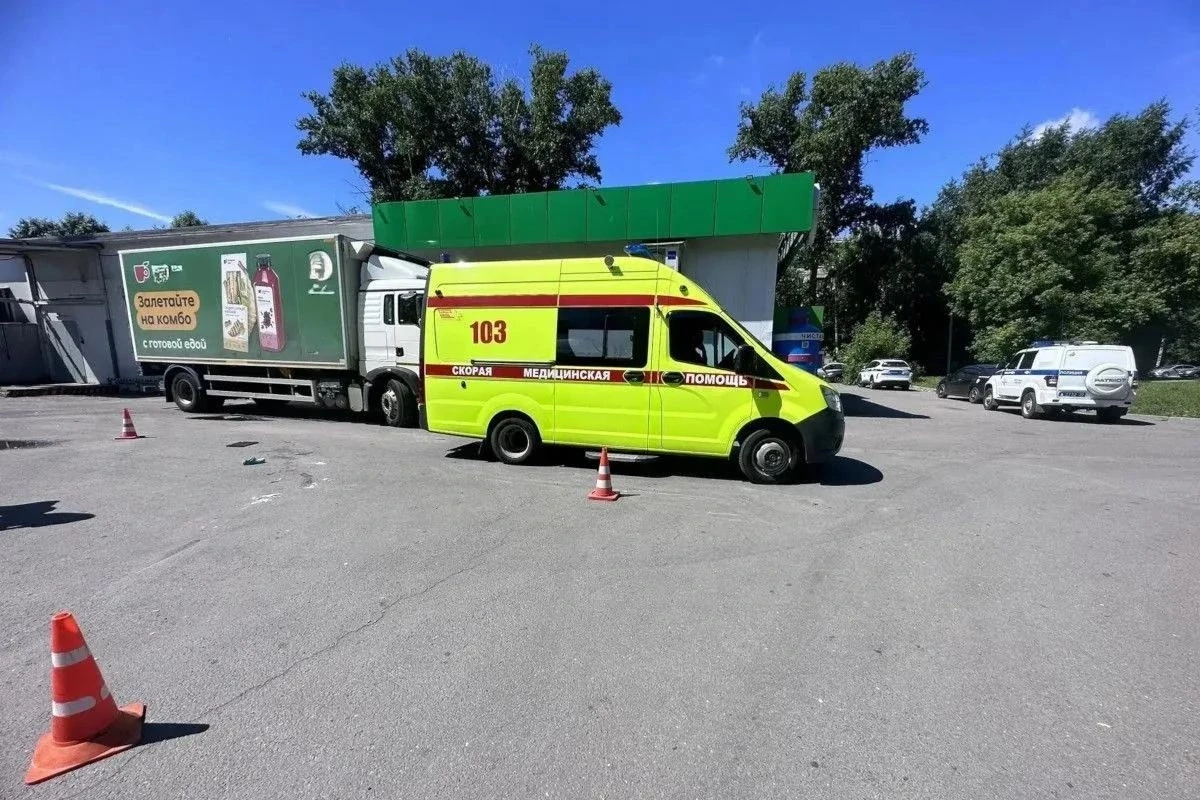 В Череповце пенсионерка погибла под колесами грузовика, который сдавал назад