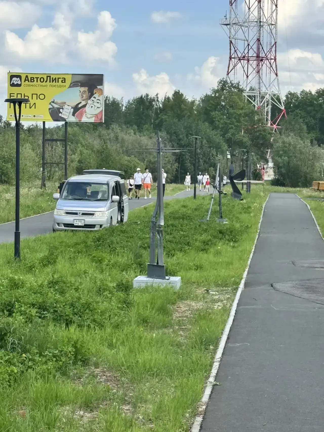 В мангальной зоне на набережной сегодня расставляют фигурки, которые нам из томского парка Околица п