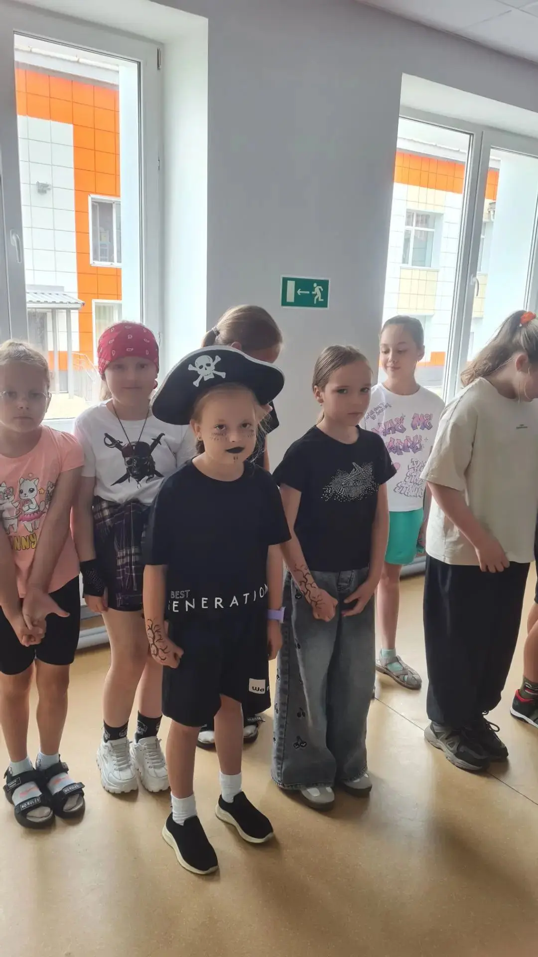 Тема дня: ПИРАТЫ! 🏴☠️ 
Наш пришкольный лагерь сегодня взял курс на поиски сокровищ. 
Что у нас прои