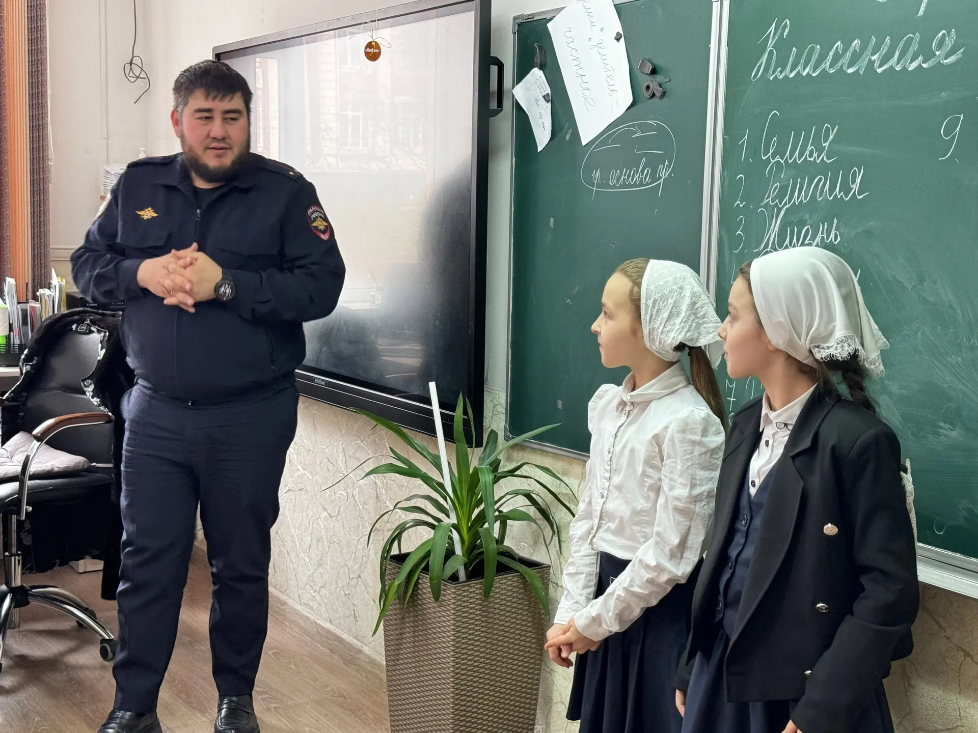 Во исполнение плана воспитательной работы школы и в целях профилактики детского дорожно-транспортног
