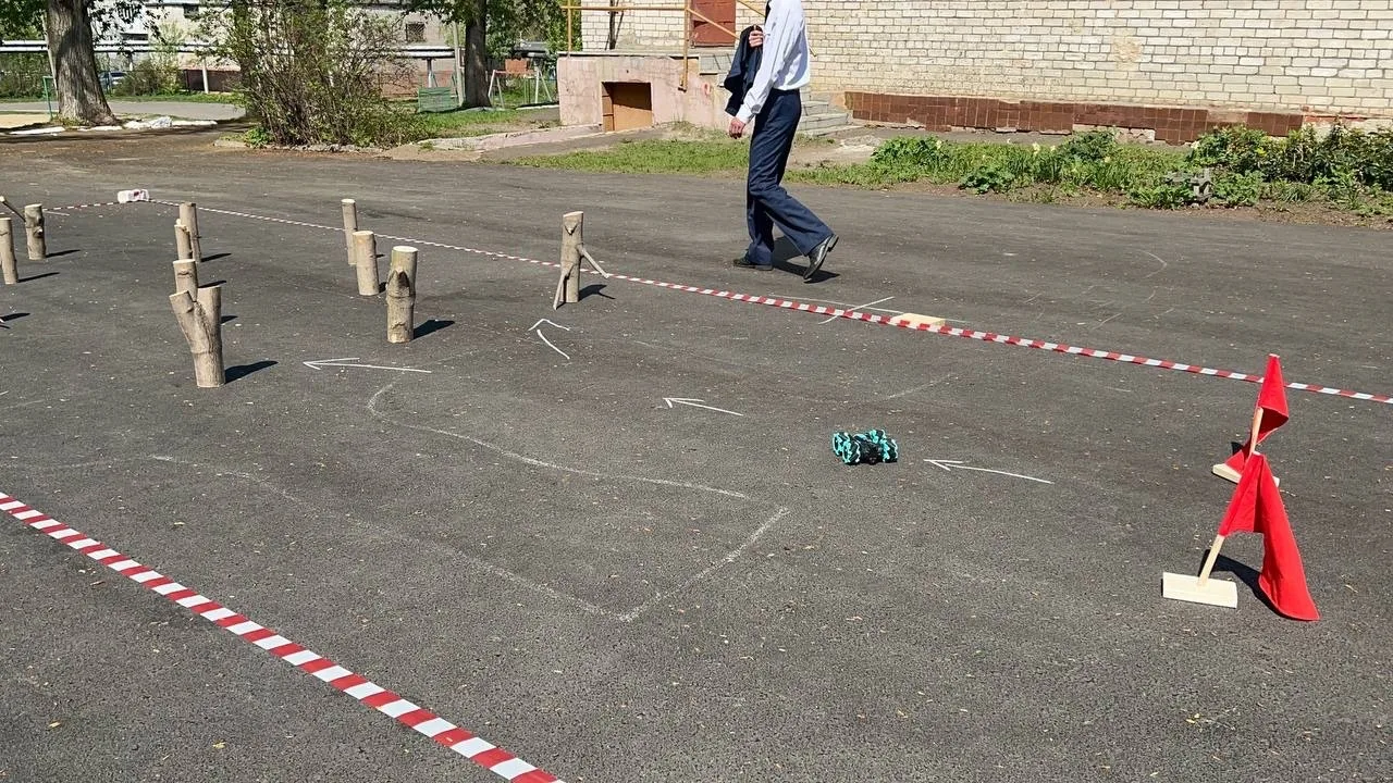 🚩 Сегодня в школе прошли захватывающие соревнования на радиоуправляемых машинах «Большие гонки — 202