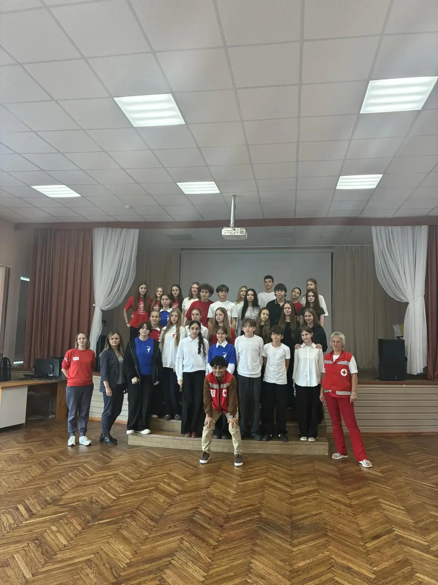 Наша команда 8 «А» класса  готовится к региональному чемпионату по оказанию первой помо...