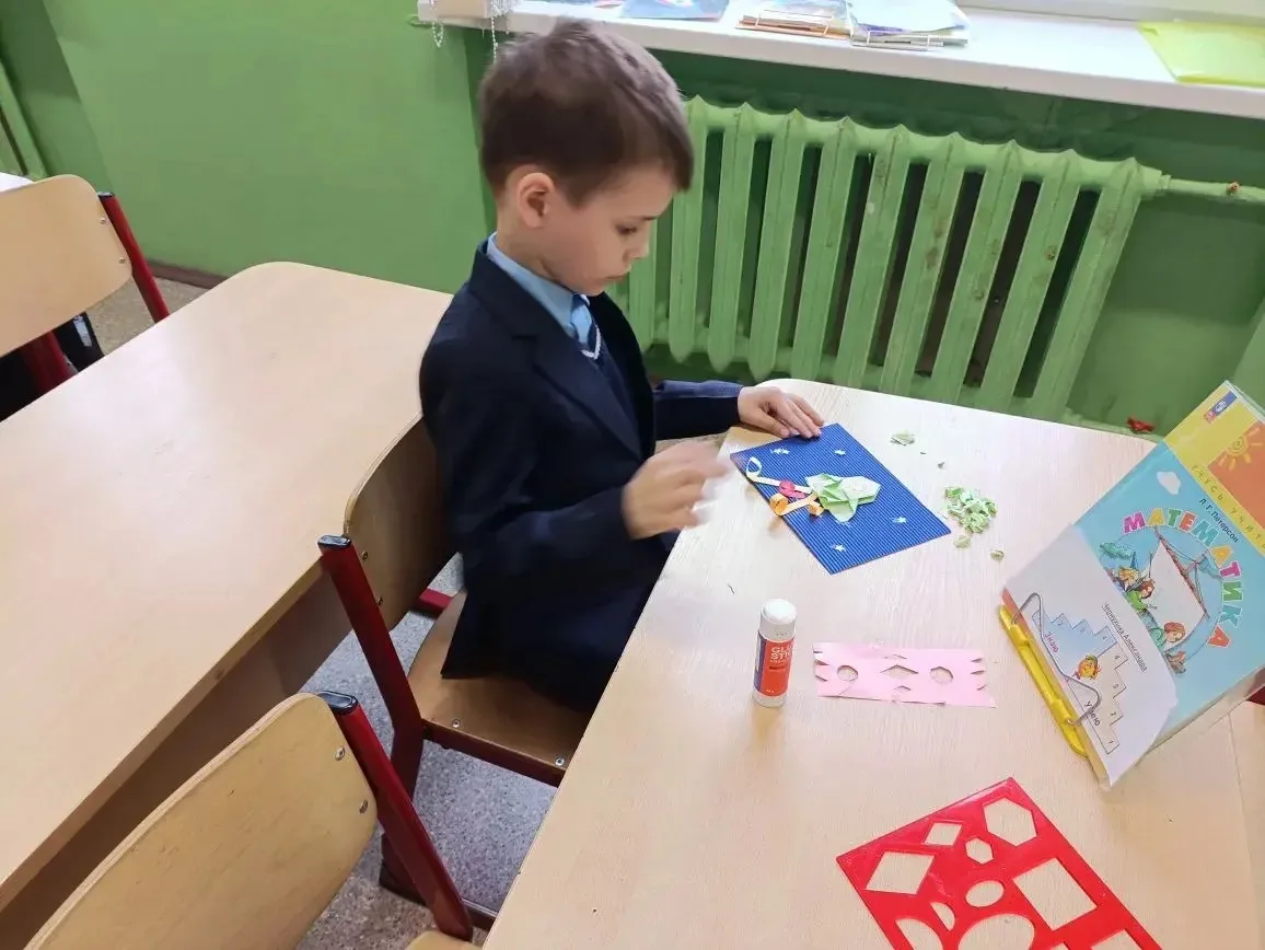 🚀 Вспоминая День космонавтики  🪐 На кружке "Умелые ручки" первоклассники выполнили аппликацию в техн