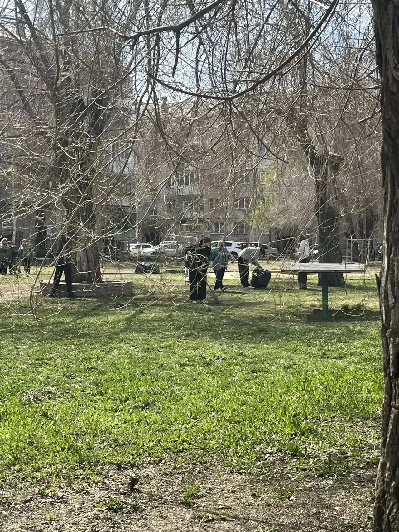 🌳 ЧЕРЕДА СУББОТНИКОВ ПРОДОЛЖАЕТСЯ!  Сегодня учащиеся 10 «А» класса провели субботник в одном из скве