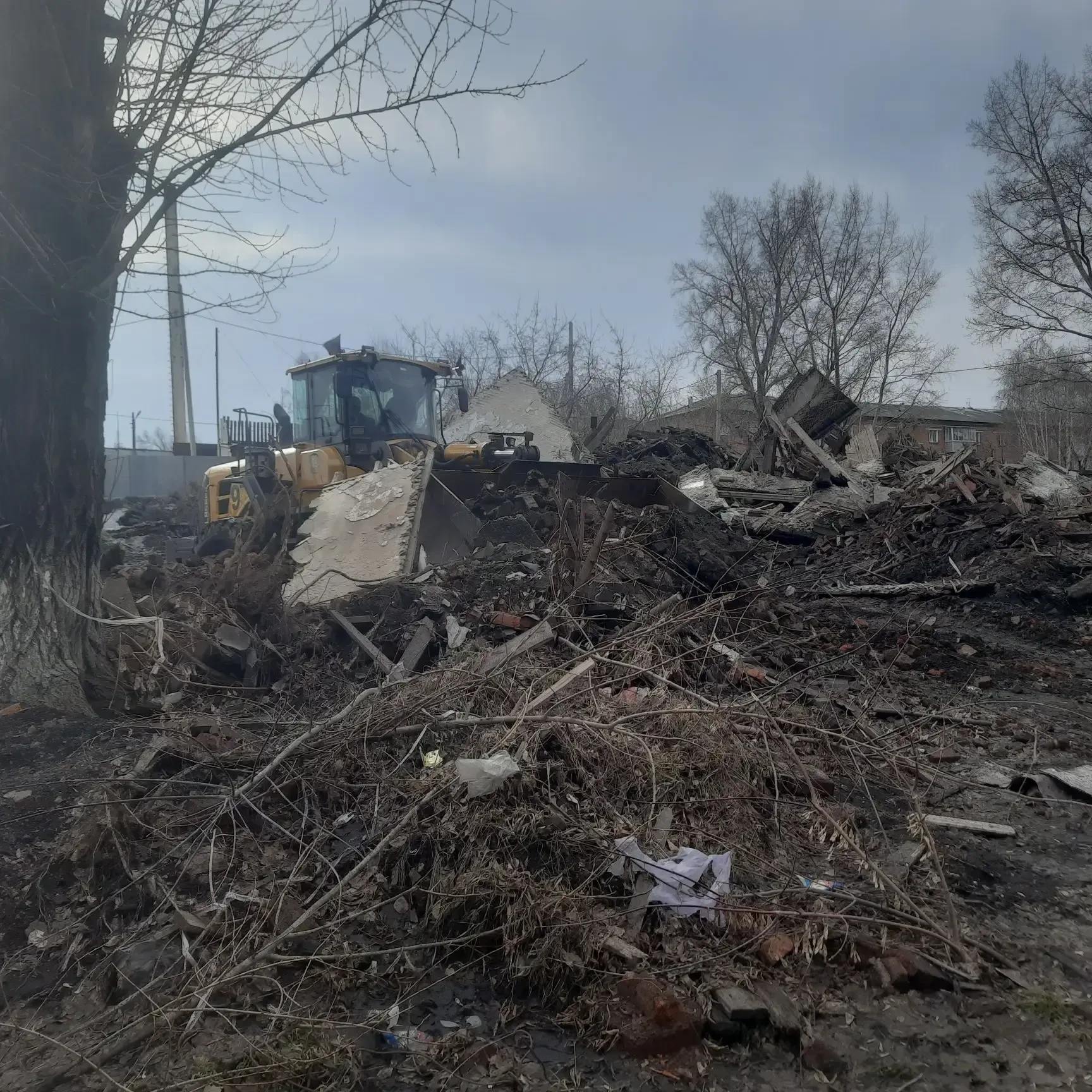 Снос аварийных домов продолжается.  С наступление тепла в городе продолжилась работа по сносу рассел