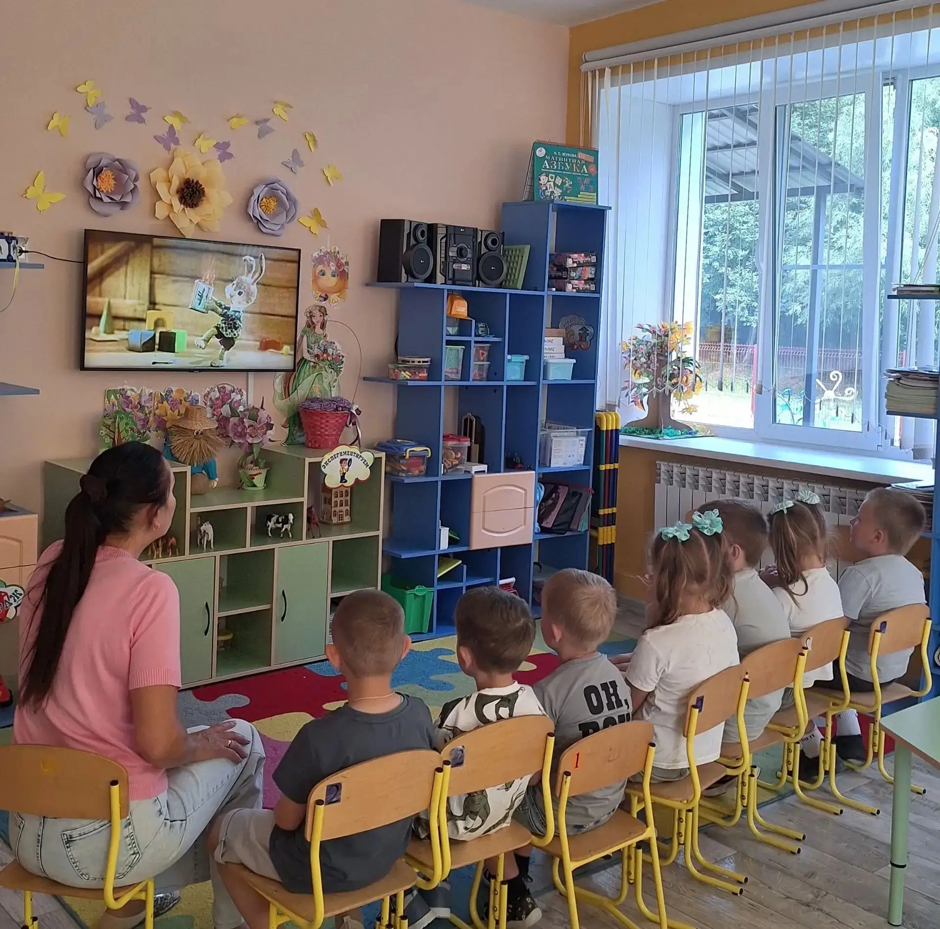Согласно плану мероприятий Декады Охраны труда с детьми старшей группы "Звёздочки" была проведена бе