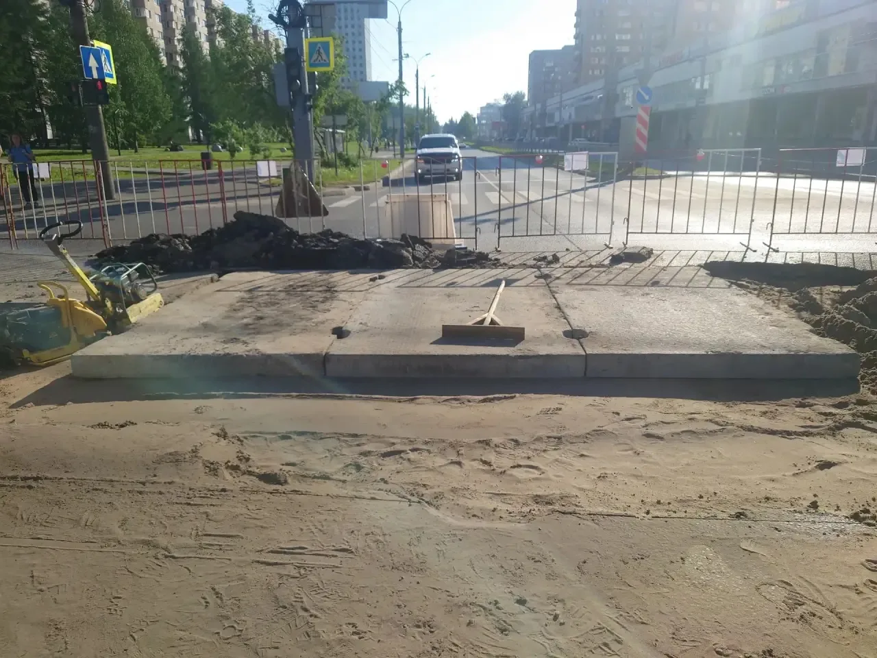 Прошлой ночью весь участок трубы коллектора по проспекту Ломоносова через улицу Воскрес...