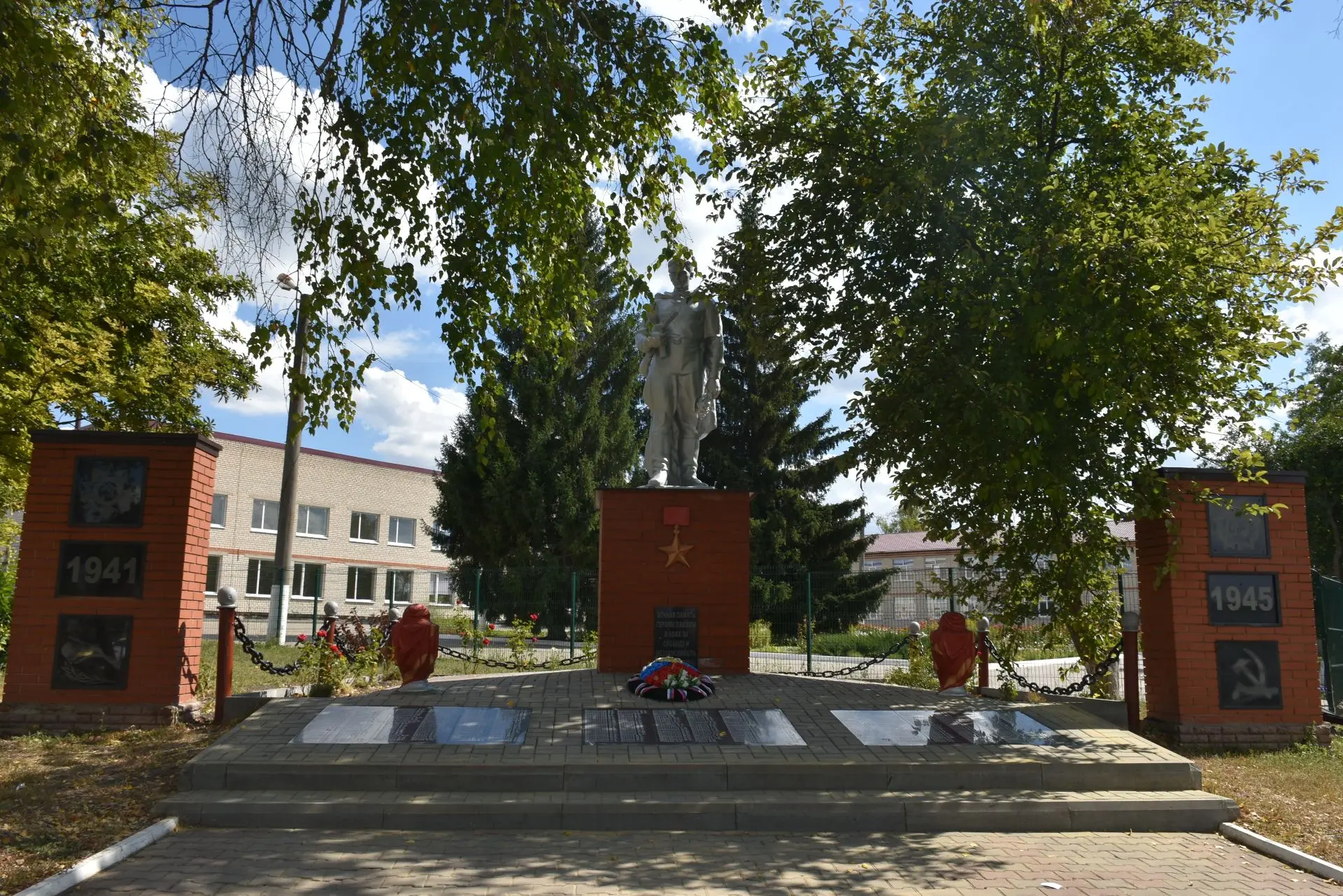 Начальник управления Алексей Чернявский вместе с временно исполняющей полномочия главы ...
