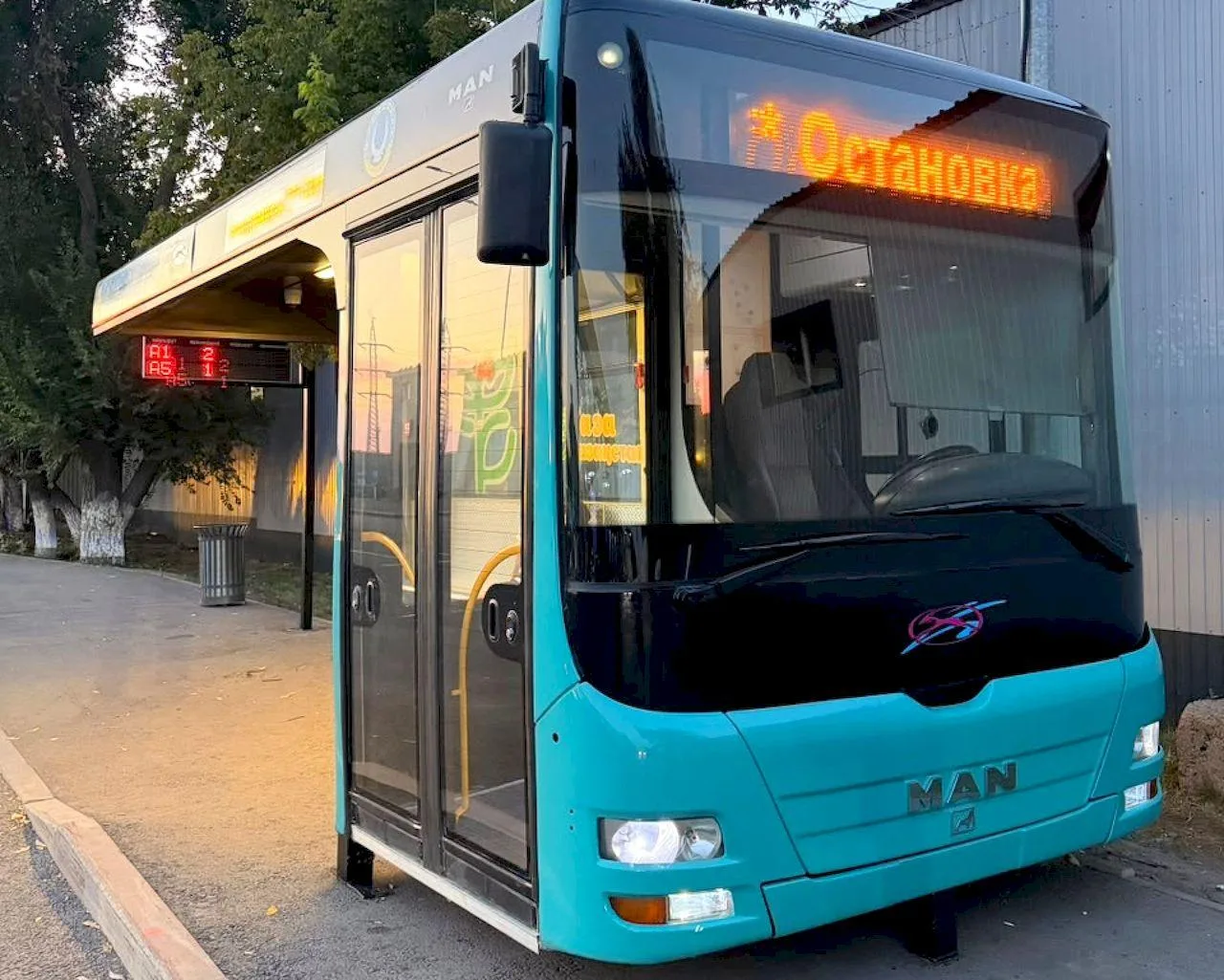 В Караганде отслуживший автобус распилили и сделали из него остановку.
