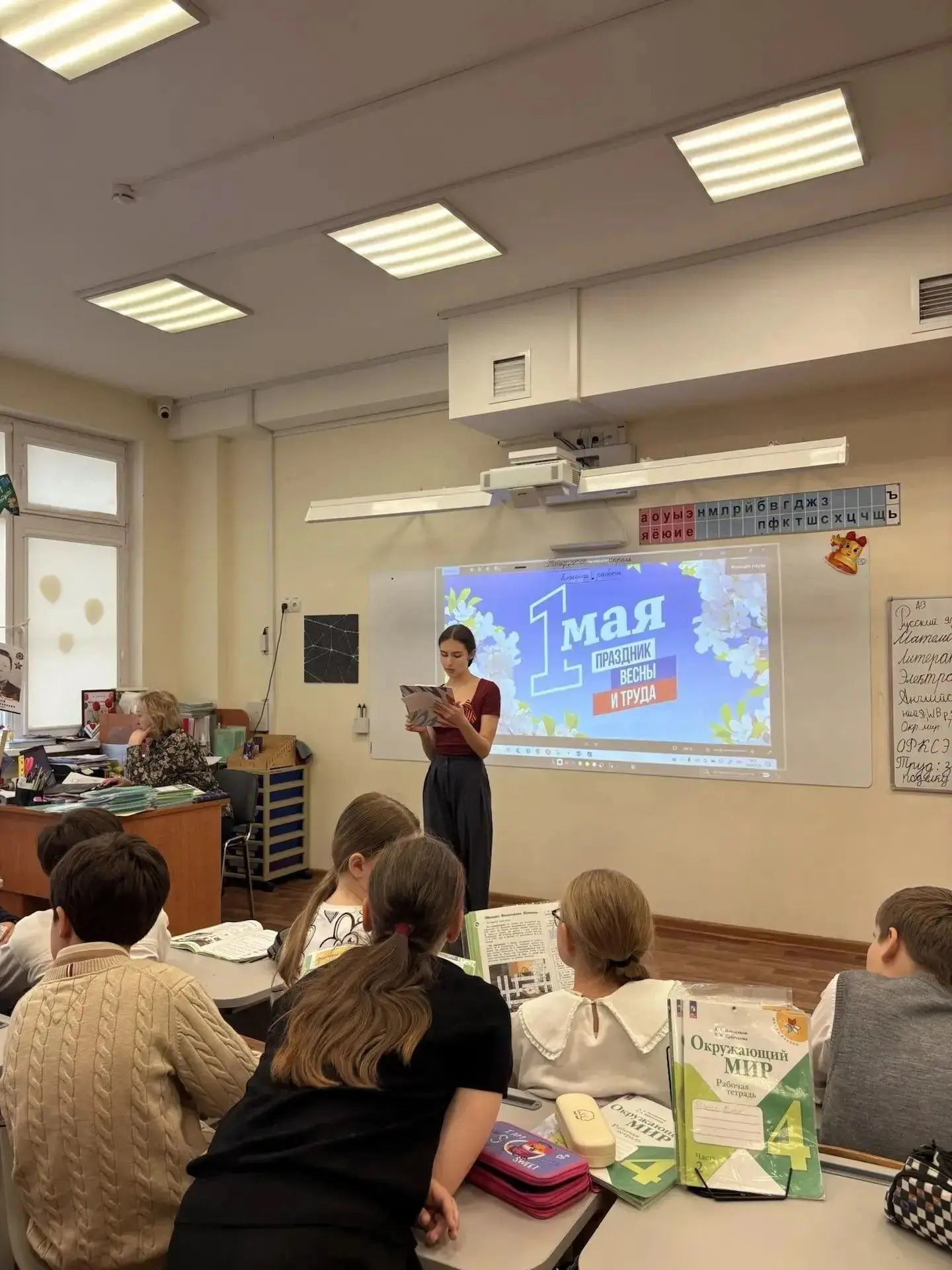 🎓 Сегодня президент школы Алёна Семишина провела для учеников 4-х классов интеллектуальную командную
