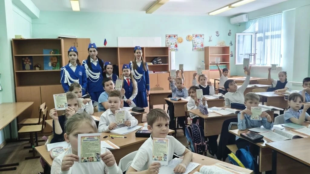 🚦 «Весна. Дети. Безопасность»: ЮИД «Зелёный свет» провёл уроки для младших школьников  В нашей школе