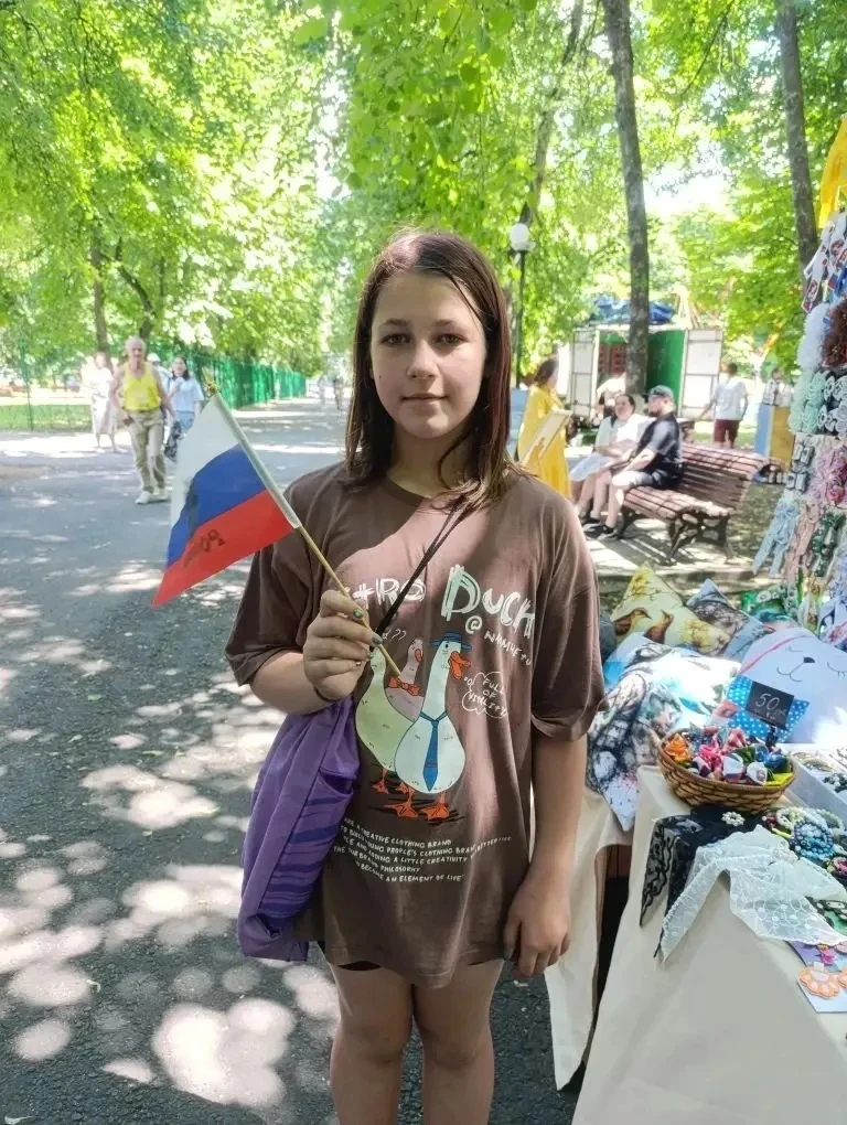 Ученица 4 «А» класса присоединяется к своим одноклассникам и принимаем участие в акции ...
