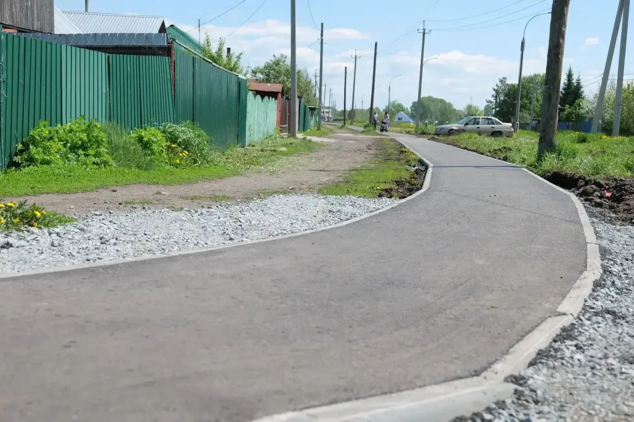 Пешеходная зона в Пионере почти готова: асфальтирование тротуара завершено