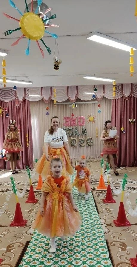 👗 Эко мода 2026: показ костюмов из пакетов, газет и дисков!  Вчера, 30 марта, в дошкольных отделения